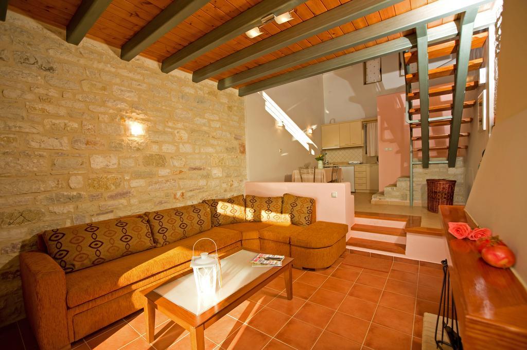 Enastron Villas Kyparissia Rum bild