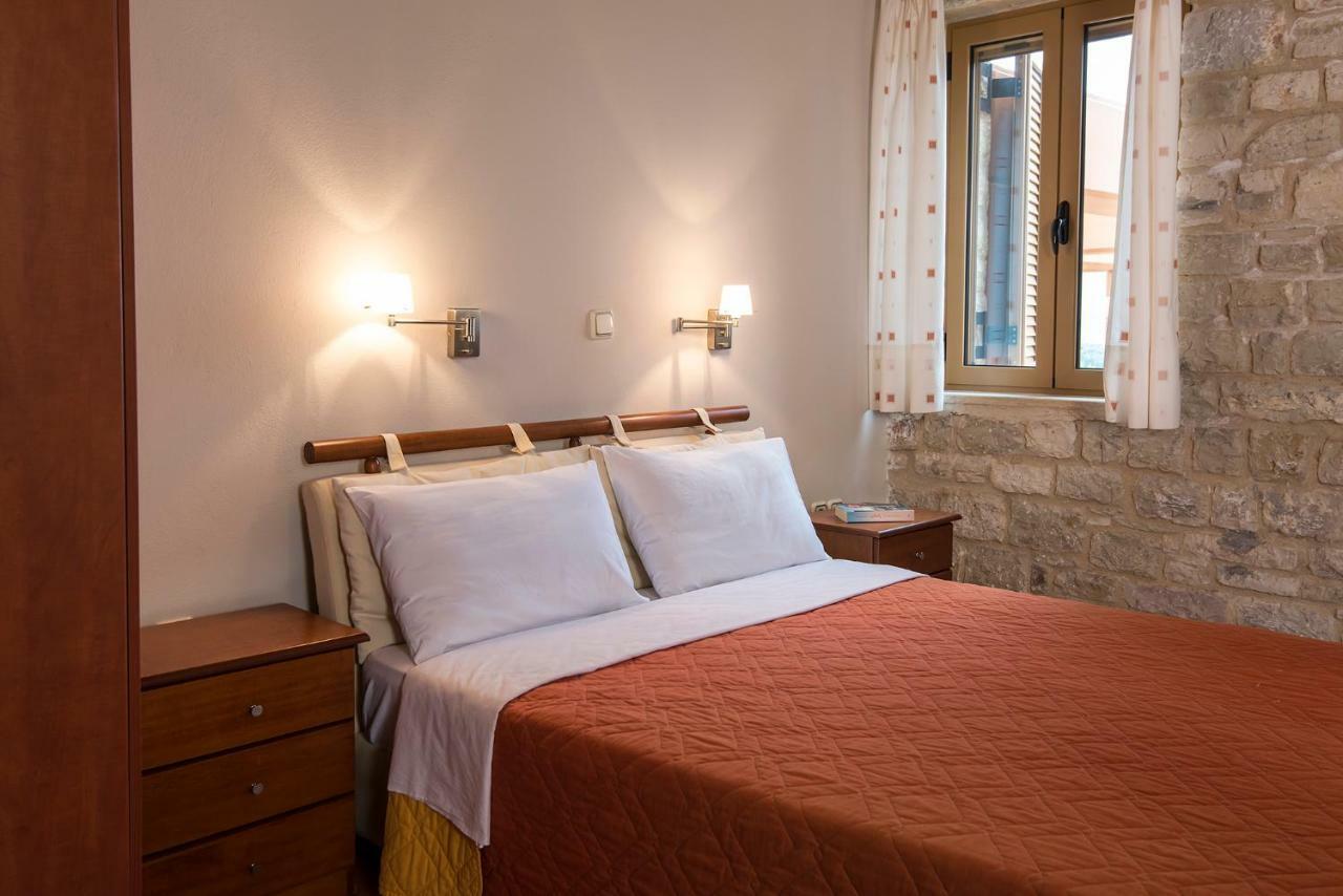Enastron Villas Kyparissia Exteriör bild